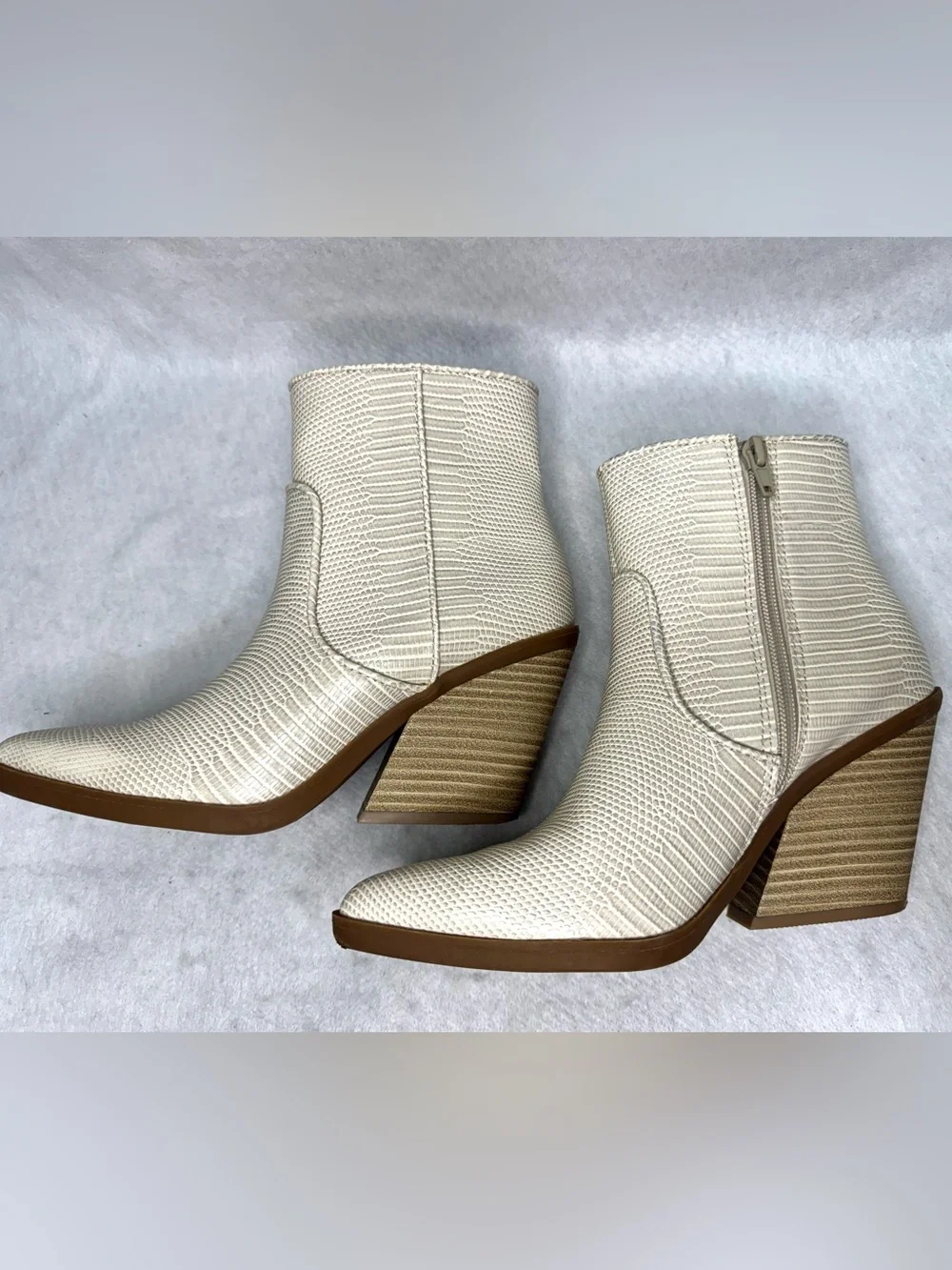 Express Cream Snakeskin Embossed Textured Pointed Toe Ankle Booties Women’s 6